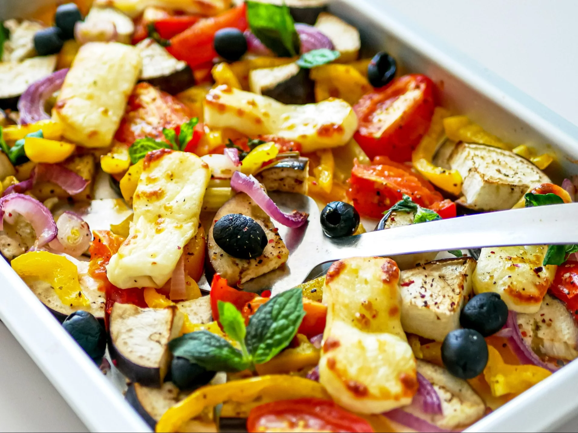 Pieczone warzywa z serem halloumi