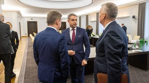 Krzysztof Gawkowski w towarzystwie Jana Grabca i Tomasza Siemoniaka