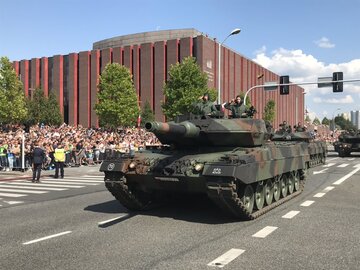 W kolumnie pojazdów możemy zobaczyć m.in. czołgi Leopard, moździerze samobieżne Rak oraz sprzęt wojsk sojuszniczych