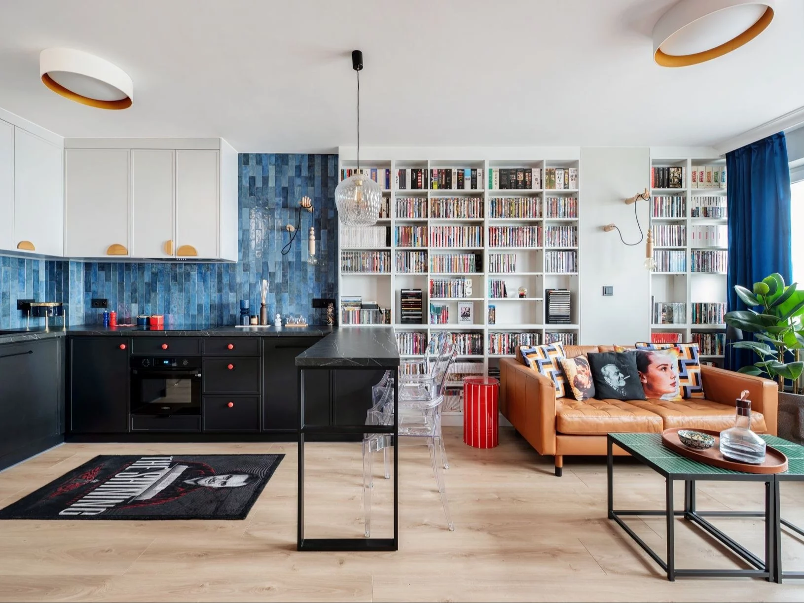 W małym mieszkaniu po babci zamieszkał… Almodóvar!