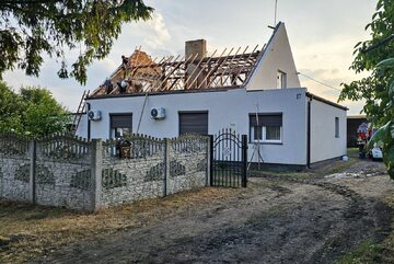 W miejscowości Sowina w Wielkopolsce wichura zerwała dach jednego z budynków. Zdjęcie wykonano w czwartek 22 czerwca