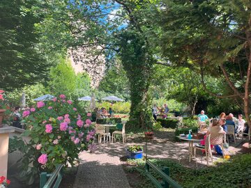 W ogrodzie zaprojektowanym przez słynnego malarza Józefa Mehoffera działa kawiarnia