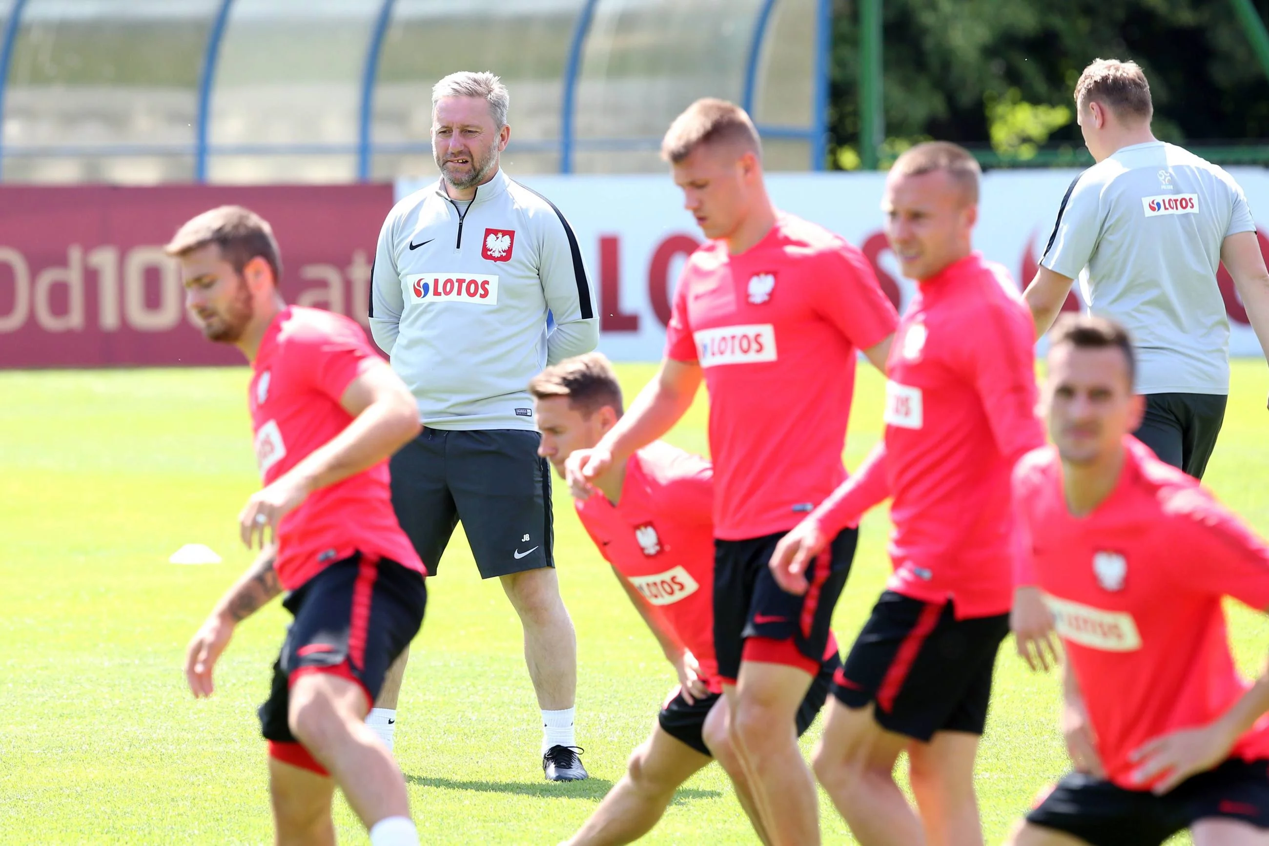 Jerzy Brzęczek nadzorujący trening polskich piłkarzy