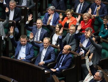 W pierwszym rzędzie: przewodniczący PO Donald Tusk (2L), sekretarz generalny Platformy Obywatelskiej Marcin Kierwiński (L) oraz wiceprzewodniczący PO Borys Budka (3P) na sali obrad Sejmu w Warszawie, 29 bm. Sejm uchwalił nowelizację ustawy dotyczącą finan