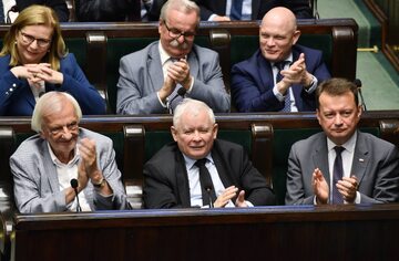 W pierwszym rzędzie: Ryszard Terlecki, Jarosław Kaczyński, Mariusz Błaszczak