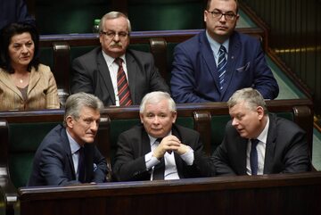 W pierwszym rzędzie: Stanisław Piotrowicz, Jarosław Kaczyński, Marek Suski