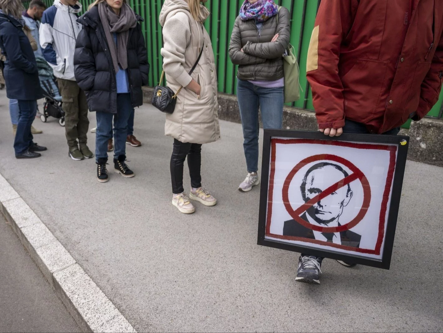 Protest pod hasłem „W południe przeciwko Putinowi” przed Stałą Misją Federacji Rosyjskiej przy Organizacji Narodów Zjednoczonych w Genewie