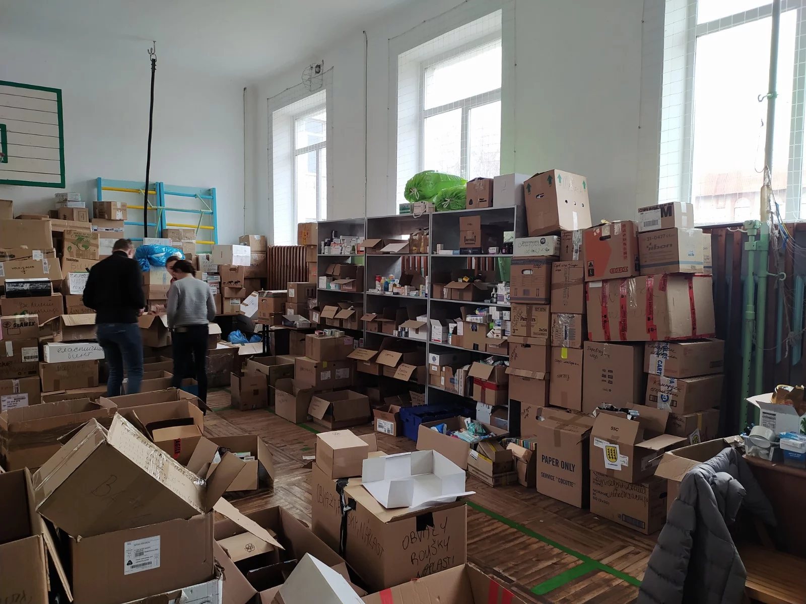 Sala gimnastyczna w szkole jako magazyn z pomocą