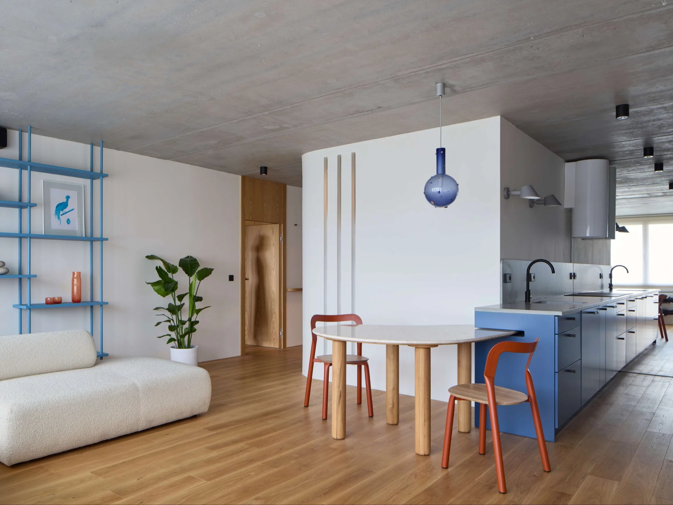 Mieszkanie z niebieską kuchnią, projekt Iva Hajkova Studio