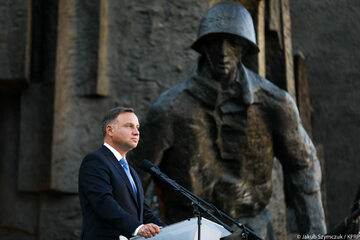 W przeddzień 75. rocznicy wybuchu Powstania Warszawskiego oddano hołd Bohaterom przed pomnikiem Powstania