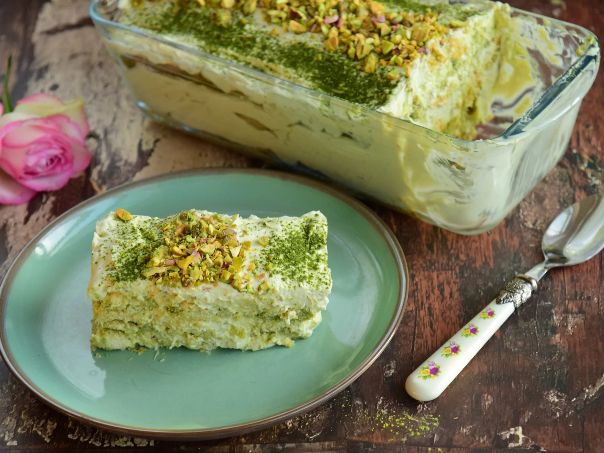 Tiramisu z matchą i pistacjami
