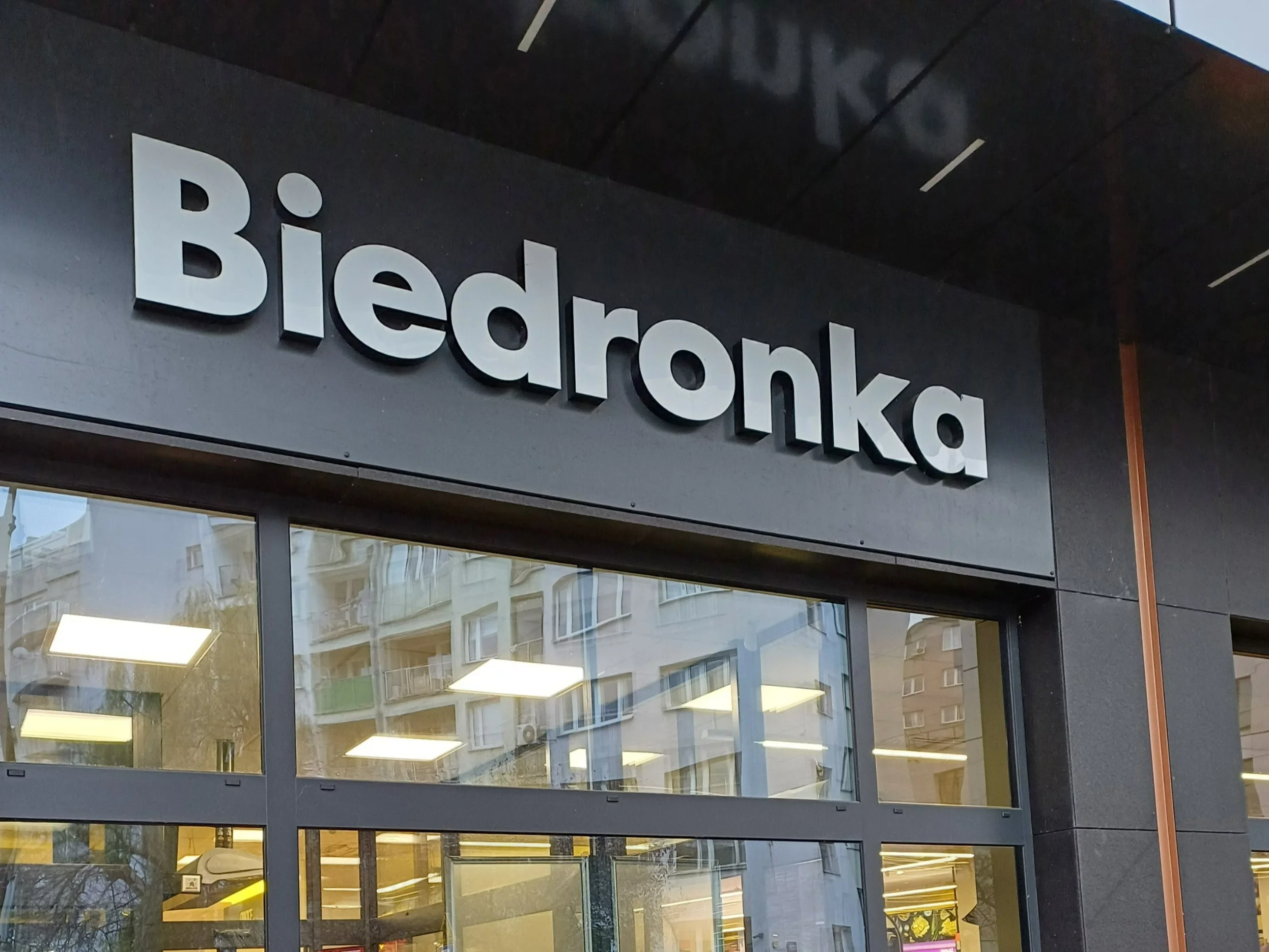 Szyld sieci Biedronka