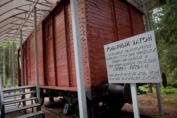 Wagon na terenie polskiego cmentarza wojennego w Katyniu