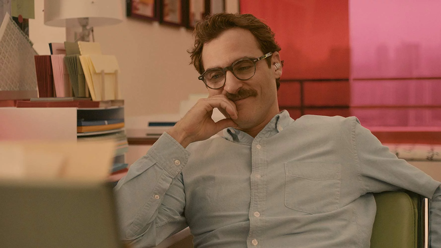 Joaquin Phoenix w filmie „Ona” (2013)