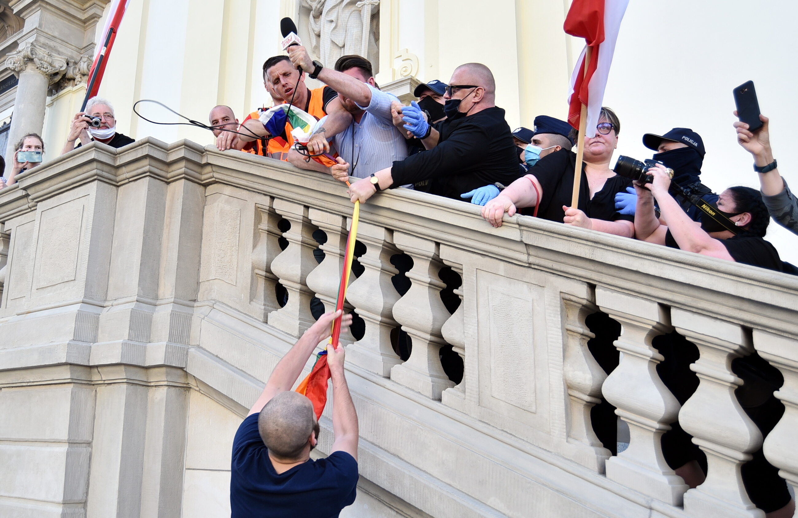 Walka o tęczową flagę na schodach bazyliki św. Krzyża