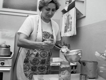 Warszawa, 1970 rok. Żona pracownika FSO na Żeraniu, p. Cywińskiego, przygotowuje posiłek