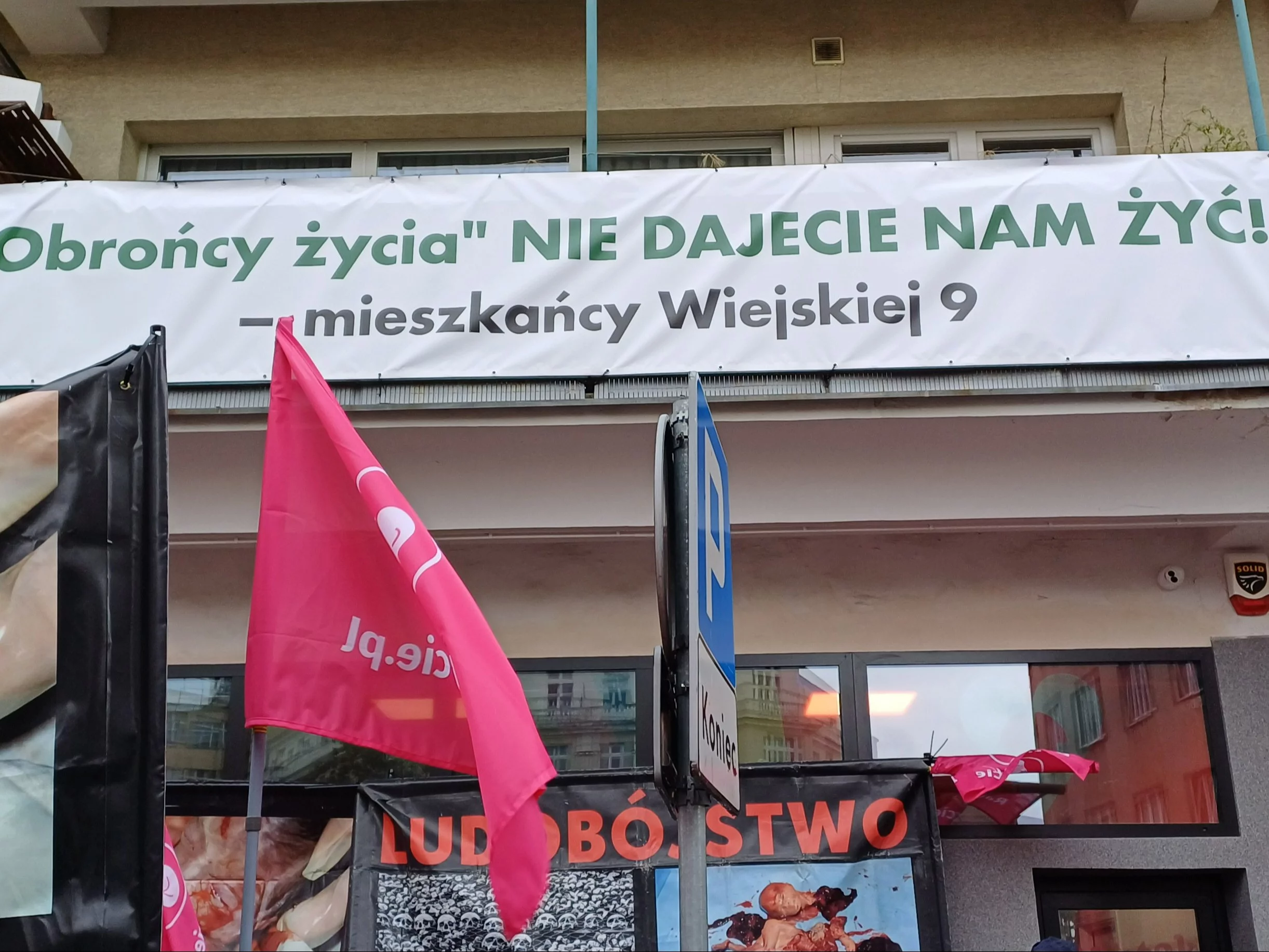 Balkonowy protest mieszkańców bloku przy Wiejskiej 9