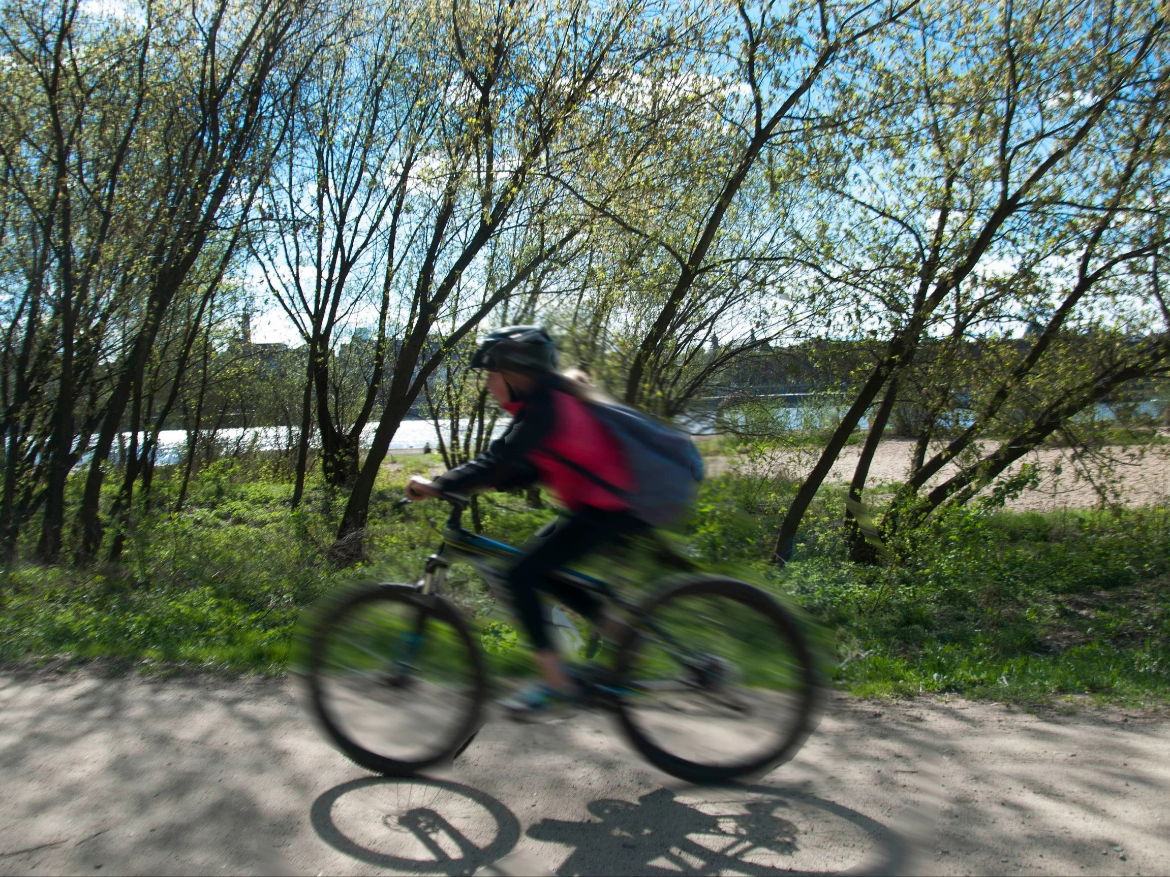 Rowerzystka nad Wisłą w Warszawie