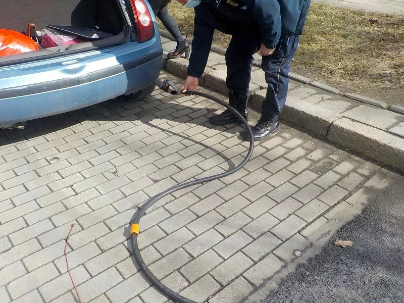 Waż, który ciągnął się za samochodem