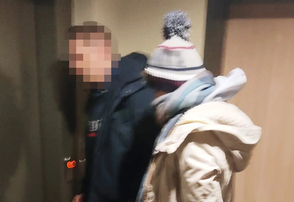 Zatrzymana kobieta w towarzystwie policjanta