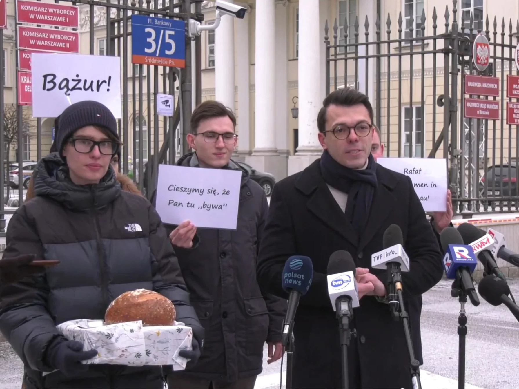 Młodzieżówka PiS przed ratuszem w Warszawie