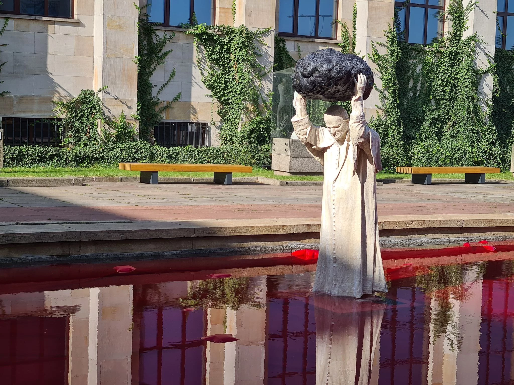 Pomnik Jana Pawła II przed Muzeum Narodowym