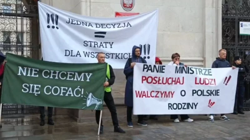 Pracownicy gospodarstw towarowych protestowali przed Ministerstwem Rolnictwa pod hasłem: „Chcemy pracy, nie zasiłków”