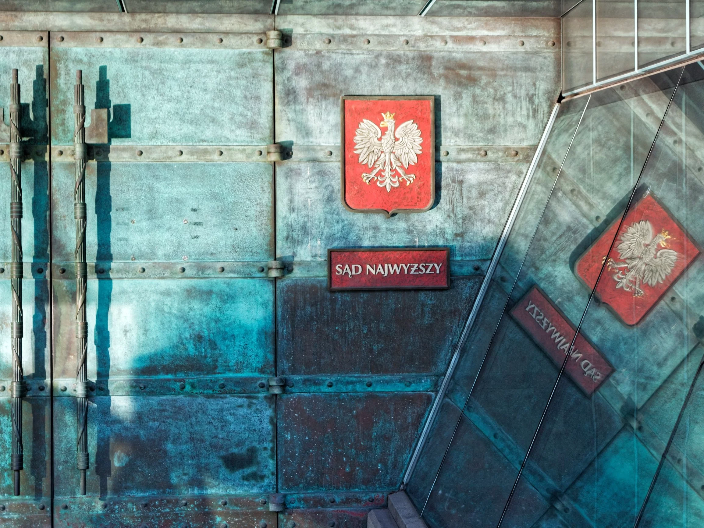 Krzyki i transparenty w Sądzie Najwyższym. Musiała interweniować policja