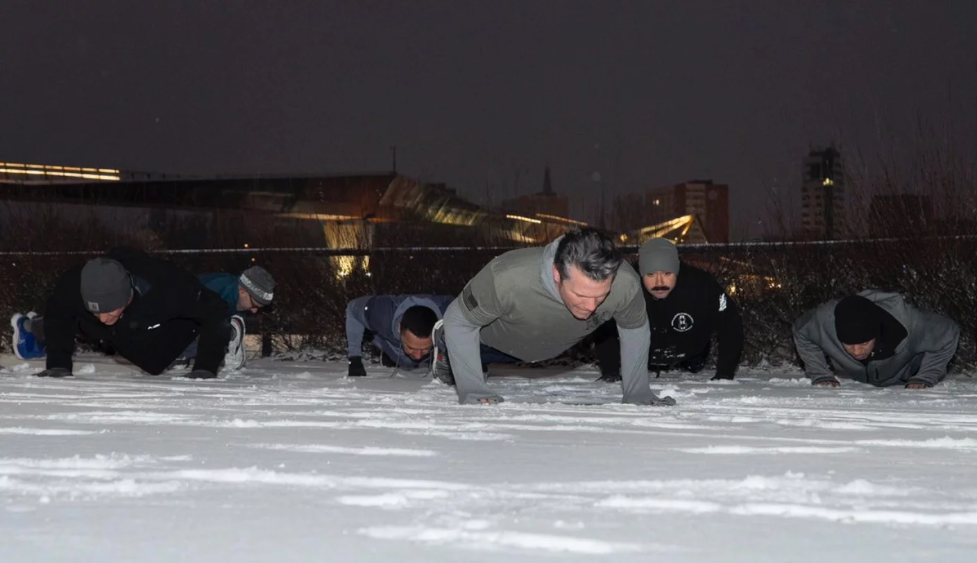 Jogging i pompki na śniegu. Sekretarz obrony USA pokazuje „twardy” styl życia w Warszawie