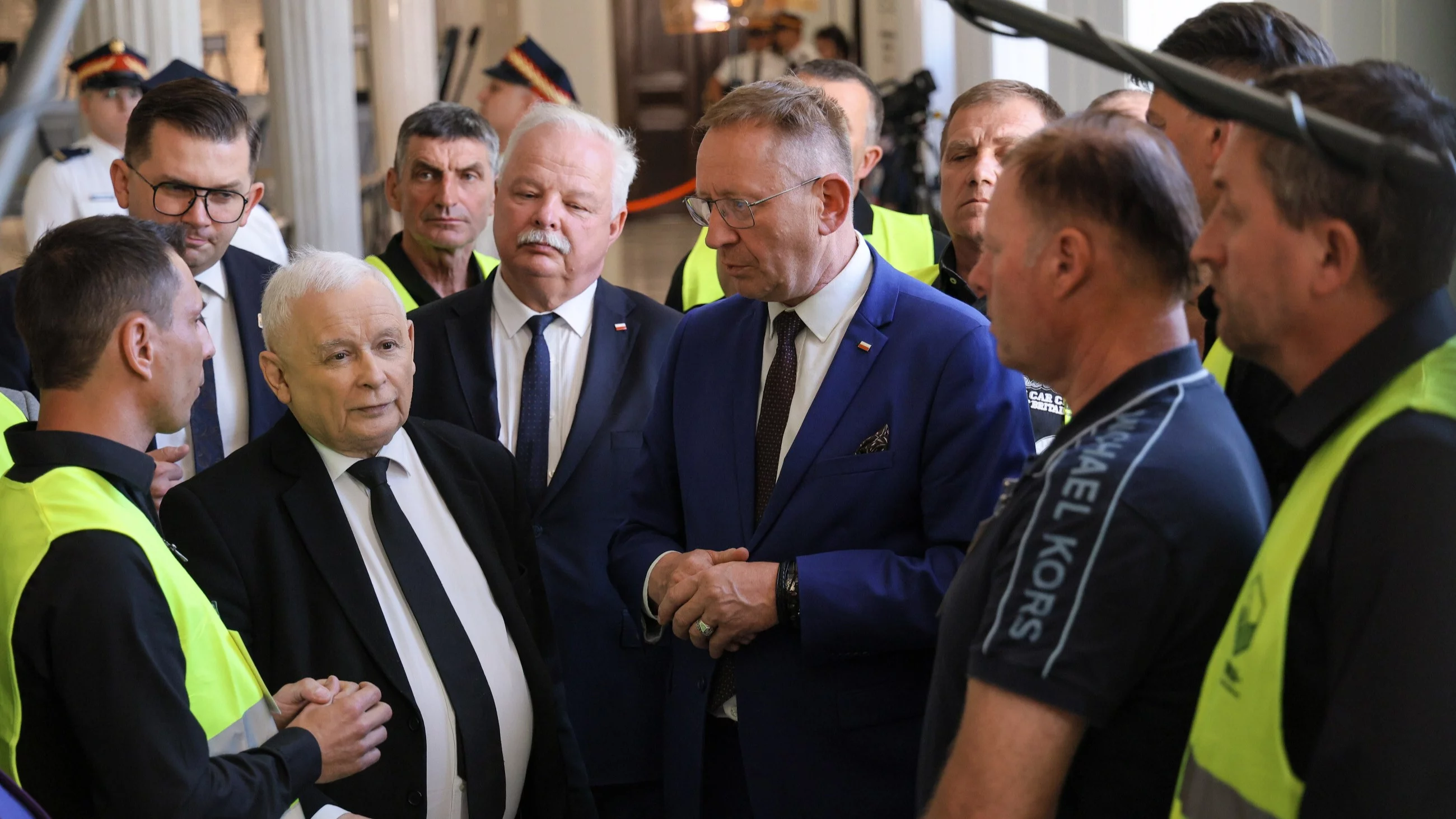 Jarosław Kaczyński rozmawia z protestującymi rolnikami w Sejmie