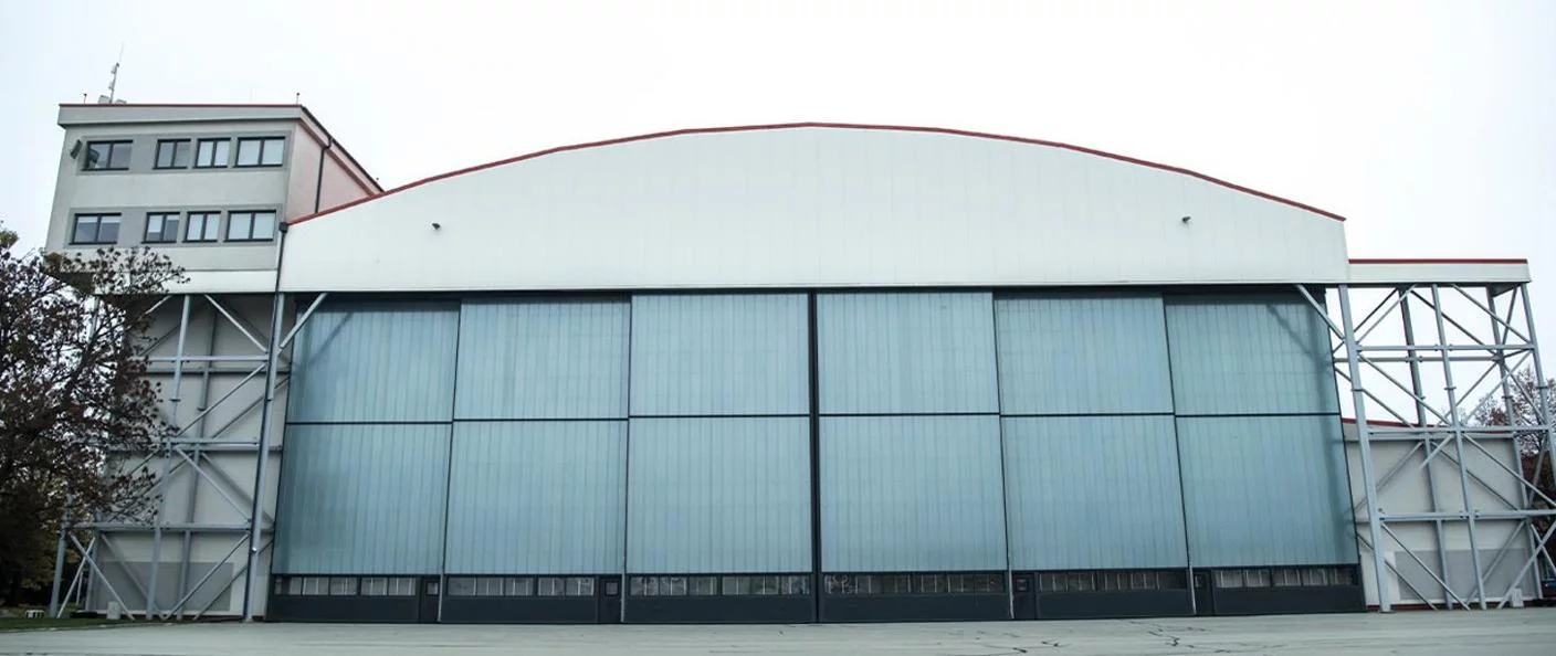 Wojskowy hangar na warszawskim Okęciu, w którym urządzono szpital tymczasowy