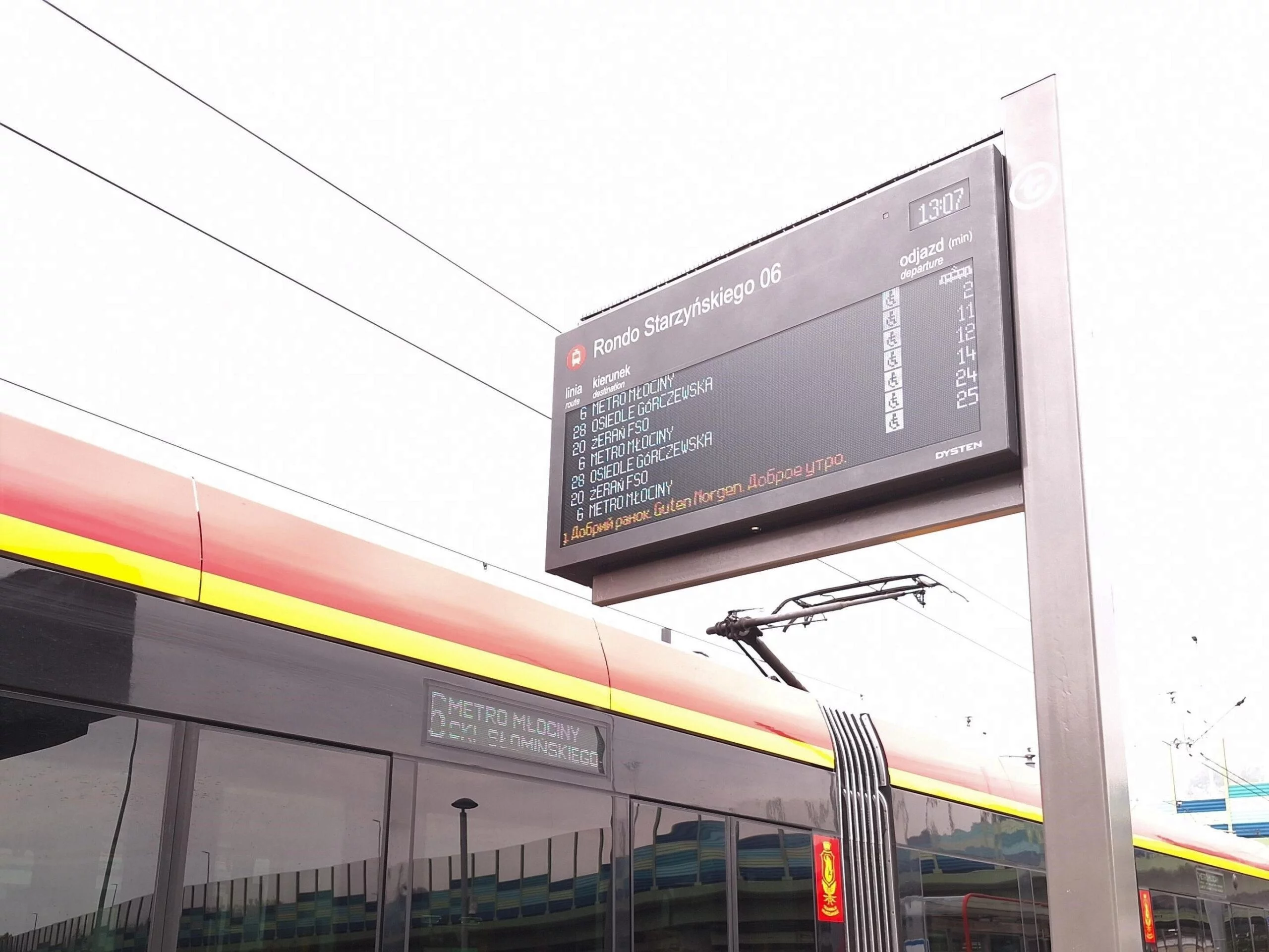 Warszawa. Nowa tablica systemu informacji pasażerskiej na przystanku tramwajowym i komunikaty w obcych językach (wrzesień 2024 r.)