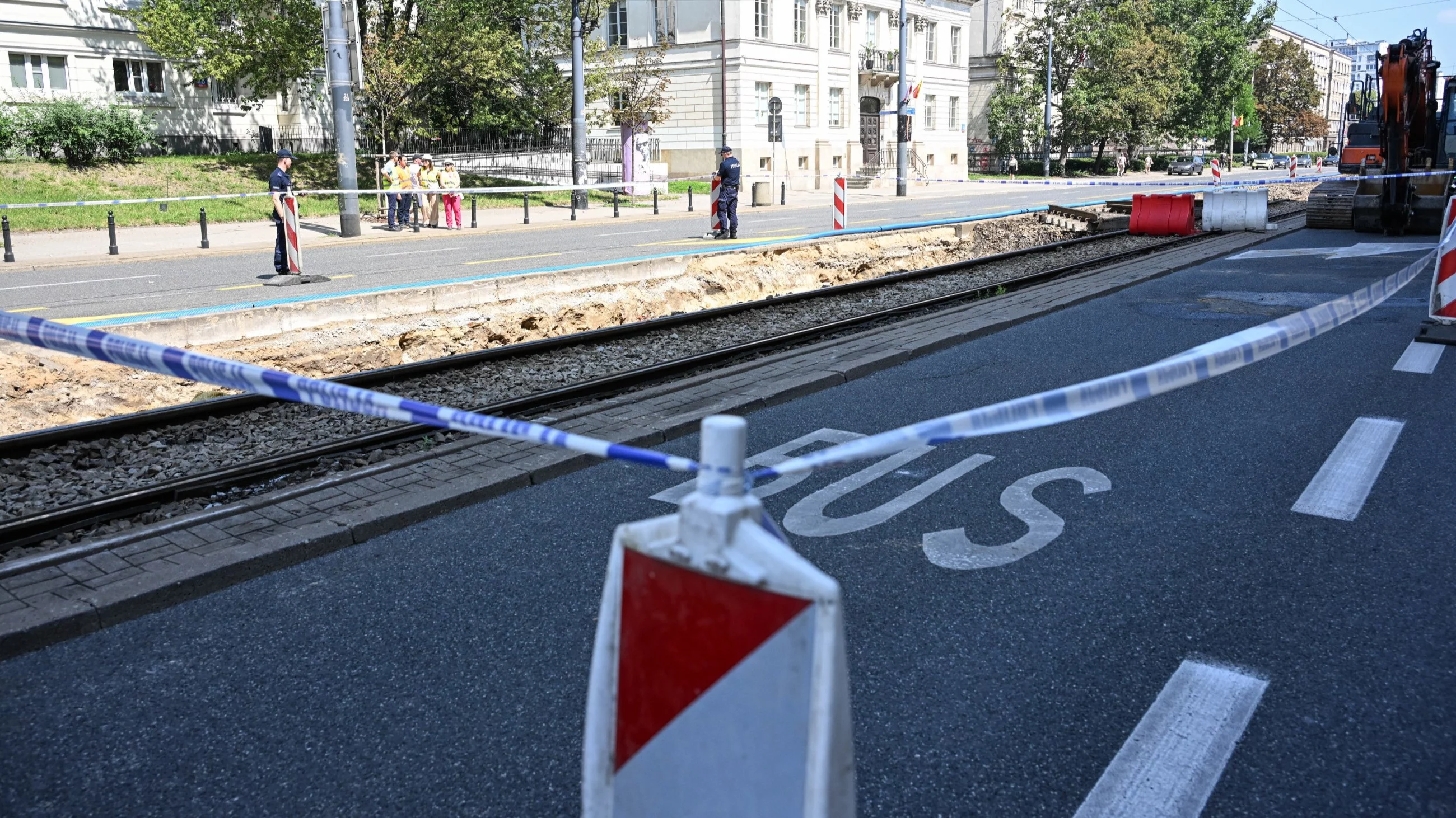 Warszawa. Niewybuch na skrzyżowaniu Alei Solidarności i Alei Jana Pawła II