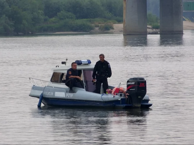 Motorówka policji rzecznej, zdjęcie ilustracyjne