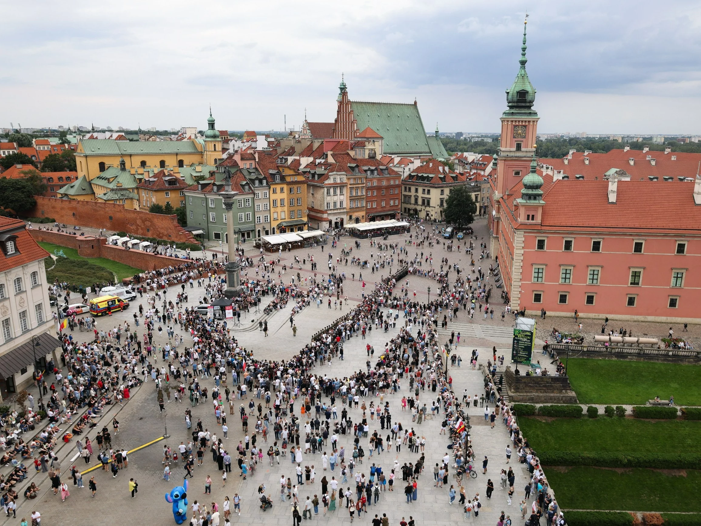 Znak Polski Walczącej na Placu Zamkowym w Warszawie w 81 rocznicę Powstania Warszawskiego
