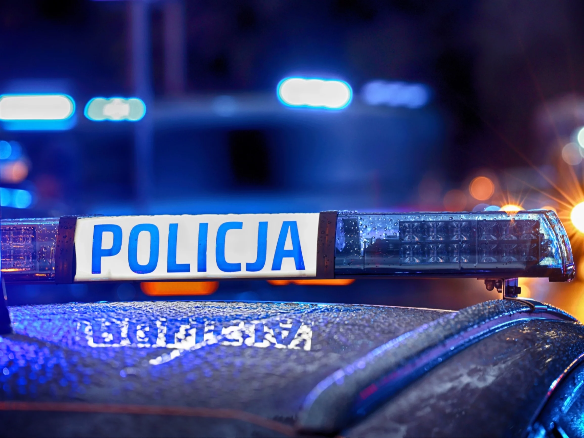 Wszedł na dach jadącego auta, rozebrał się do naga. Nowe informacje ws. Białorusina