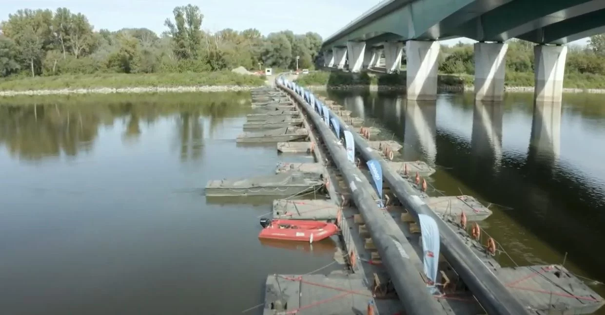 Rurociąg na moście pontonowym