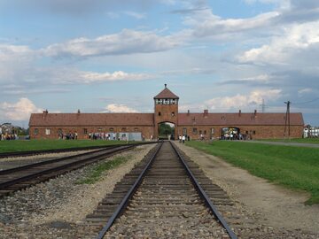 Wartownia i brama główna Auschwitz II (Birkenau), widok z rampy wewnątrz obozu