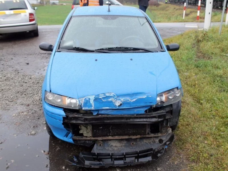 Auto miało kolizję z pociągiem Intercity