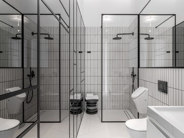 Wąska i długa łazienka optycznie powiększona, projekt Piotr Łucyan z Art'Up Interiors