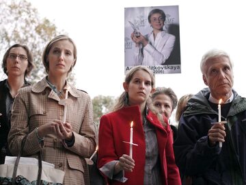 Waszyngton, 17.10.2006 r., mieszkańcy zebrali się pod ambasadą rosyjską aby uczcić zamordowaną dziennikarkę Annę Politkowską
