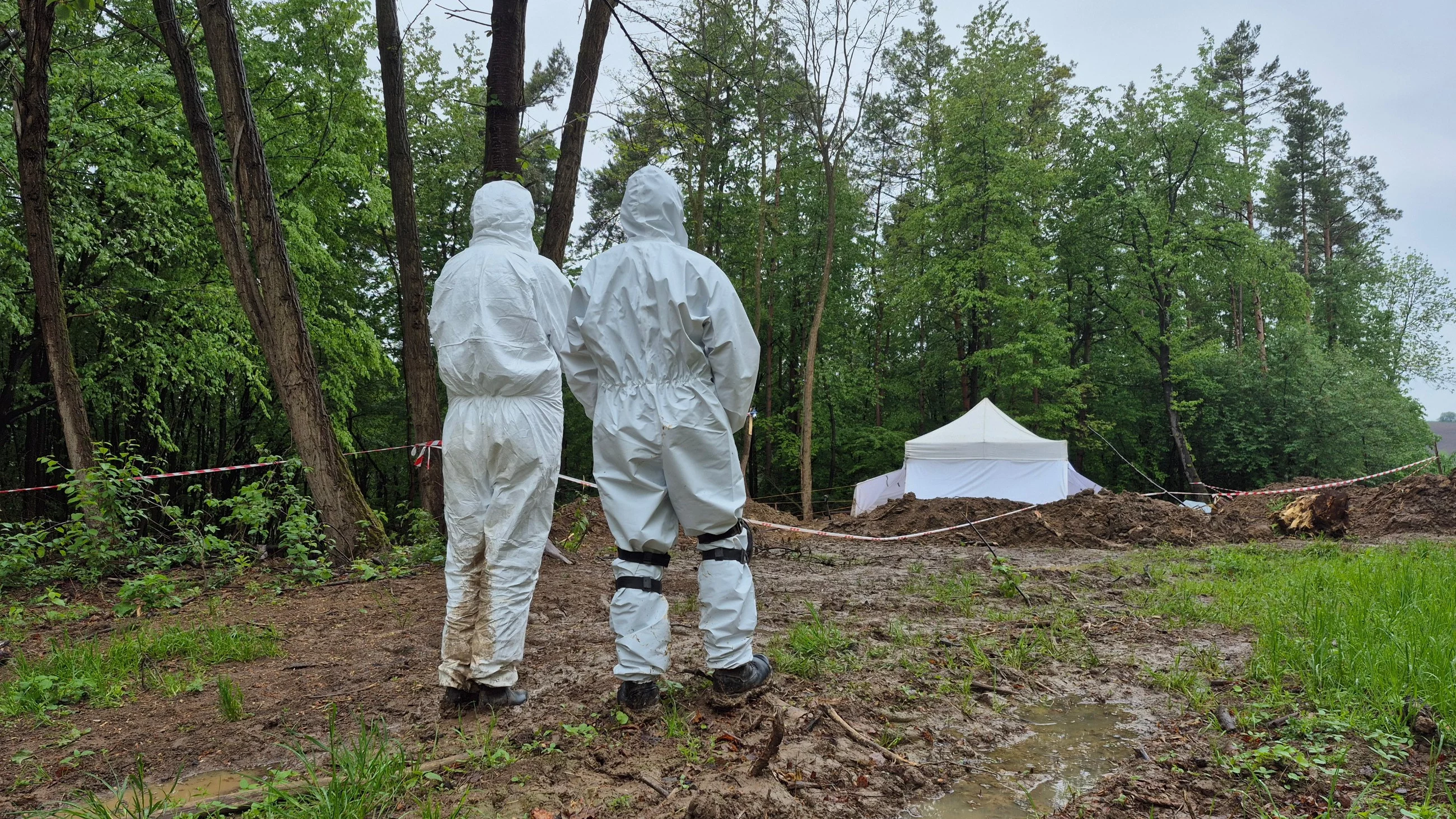 Podejmowania szczątków w dawnej wsi Puźniki w obwodzie tarnopolskim na zachodzie Ukrainy