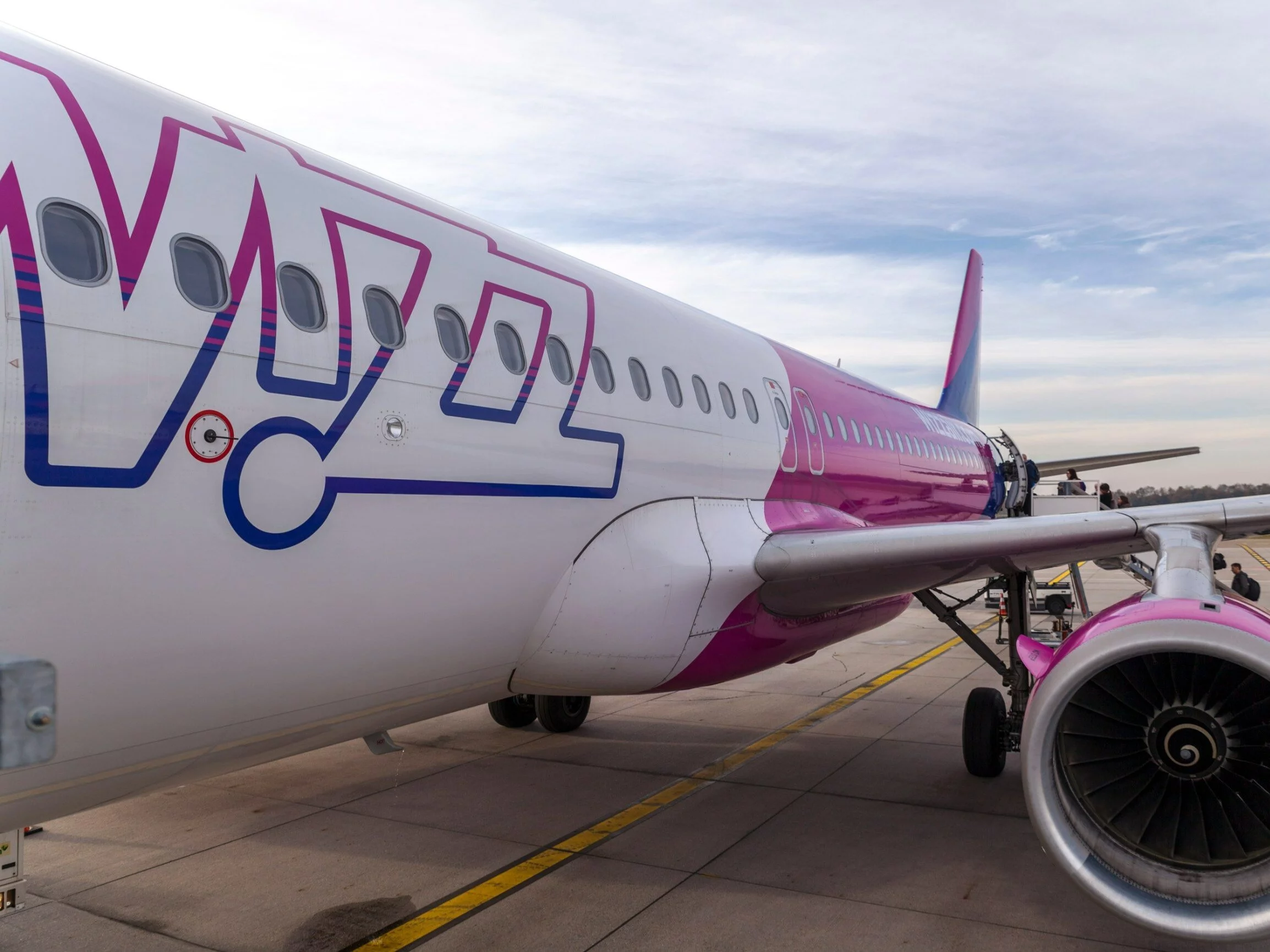 Samolot Wizzair na lotnisku