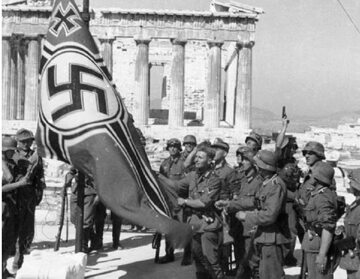 Wciągnięcie wojennej flagi III Rzeszy na Akropolu. Symboliczny początek okupacji Grecji