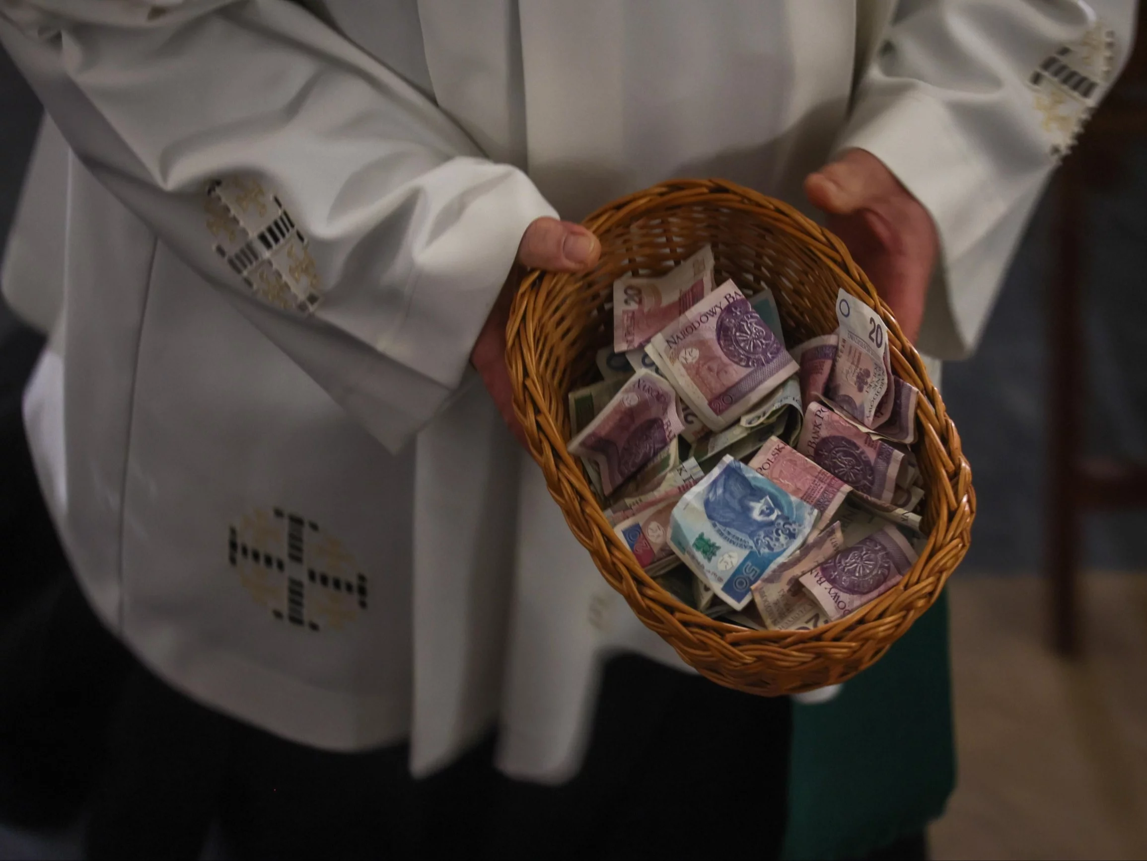 „Wdowi grosz” czy banknoty? Tyle Polacy dają na tacę. Nowy sondaż