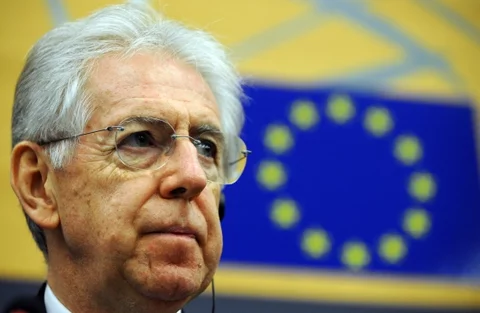 Mario Monti nie rozpieszcza finansowo swoich ministrów... (fot. EPA/PATRICK SEEGER/PAP)