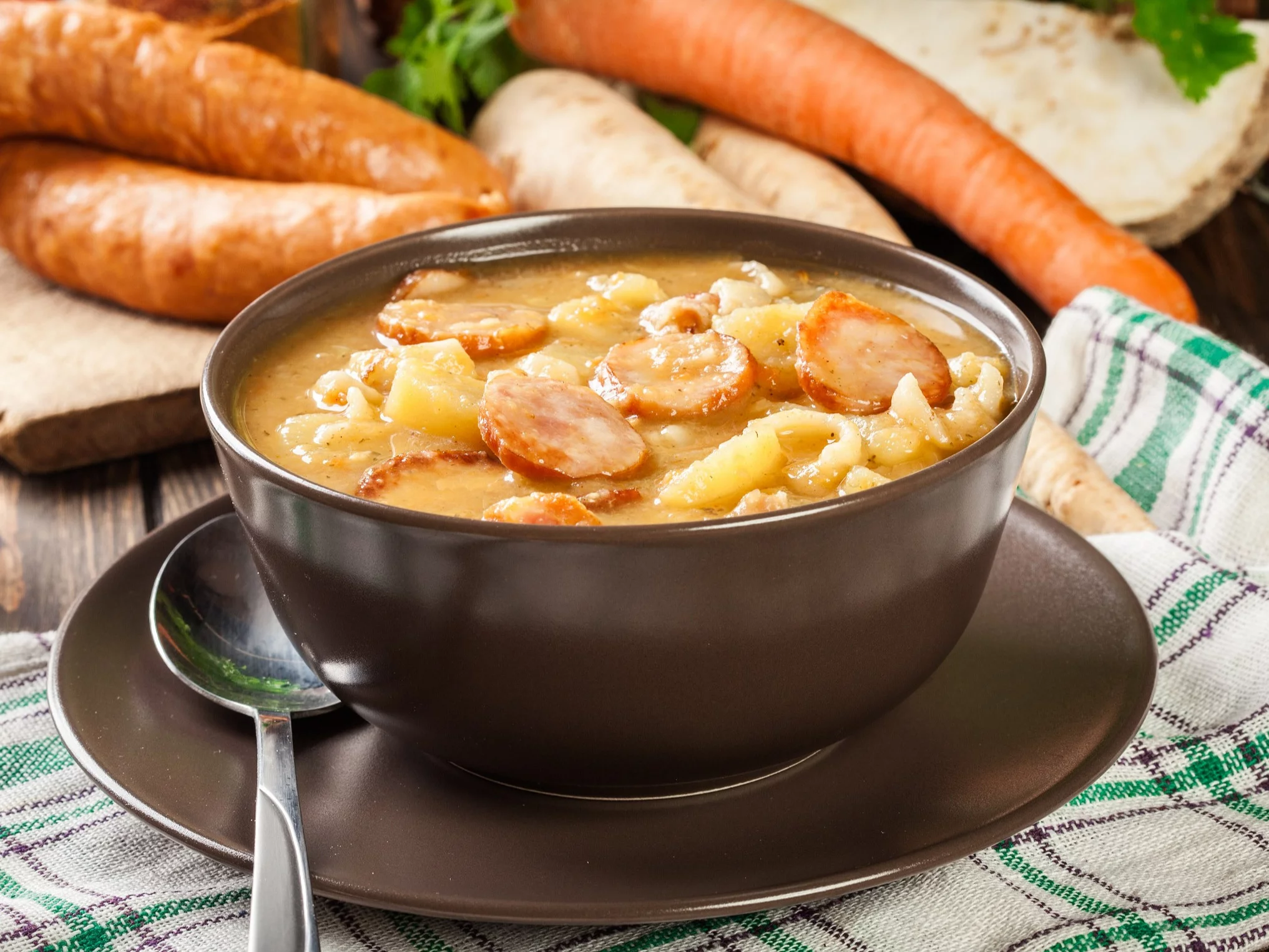 Sycąca zupa z ziemniakami i kiełbasą