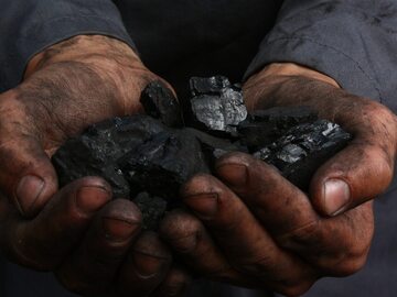 Węgiel w dłoniach
