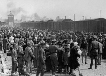 Węgierscy Żydzi przed wysłaniem do komór gazowych w Auschwitz