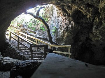 Wejście do jaskini Te'omim w Izraelu